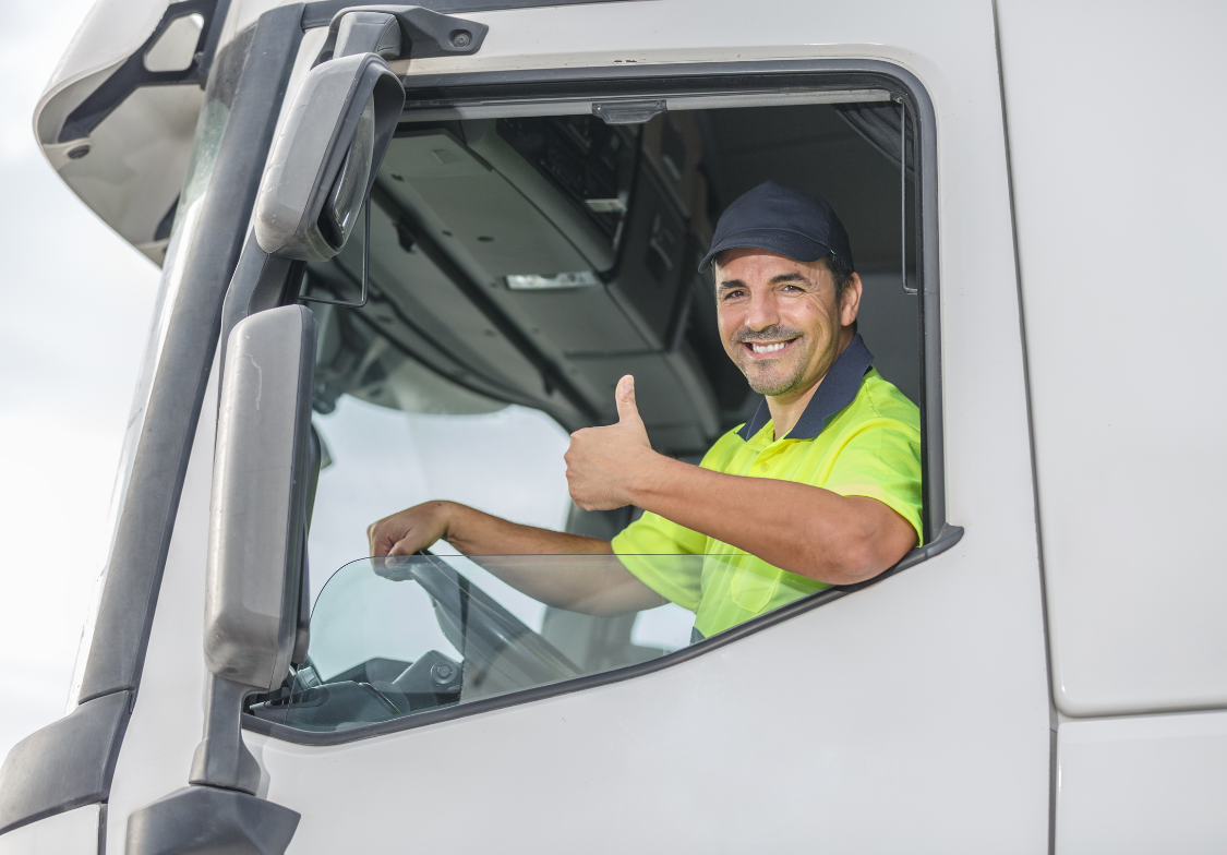 Caminhoneiro feliz fazendo sinal de positivo