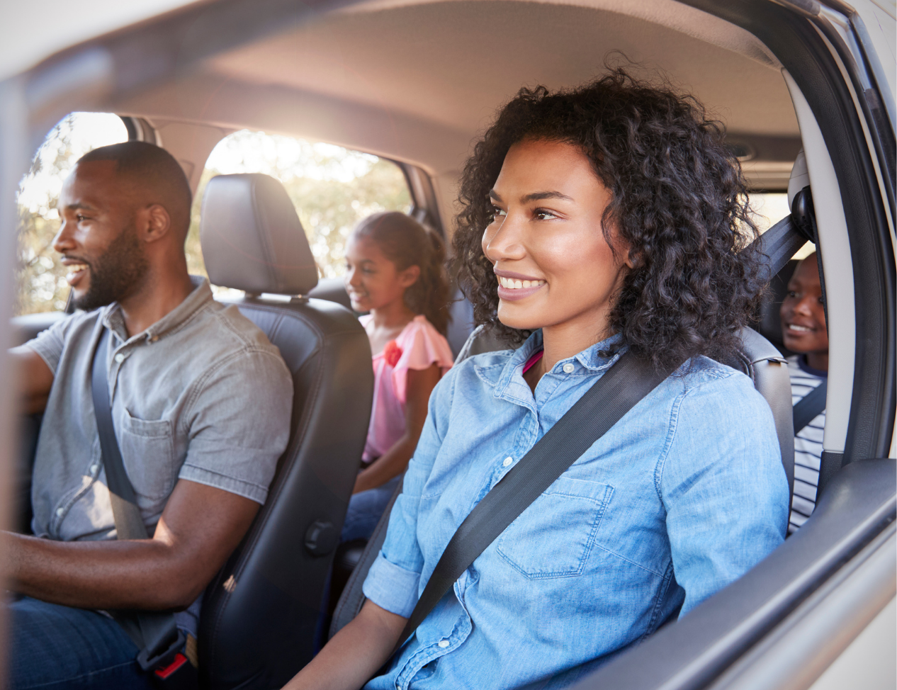 Família feliz dentro do carro